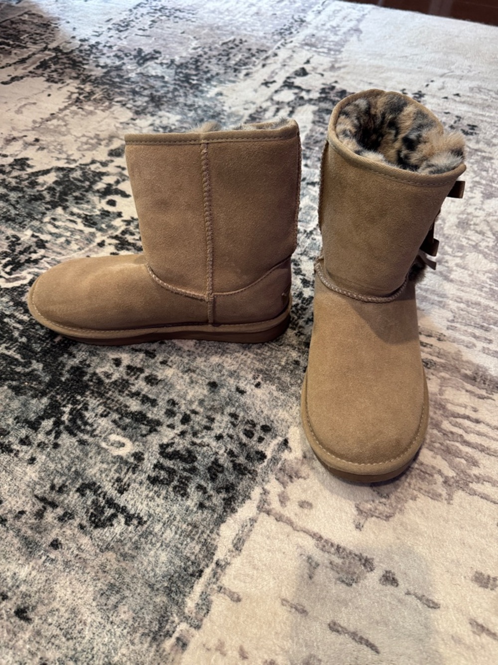Koolaburra Kids size 5 Chestnut/Tan Suede Boots with Faux-Fur Cuff